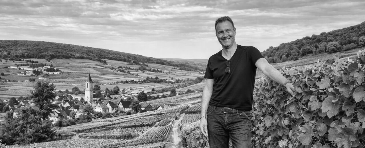 François Lequin von der Domaine René Lequin-Colin in den Weinbergen von Santenay im Burgund